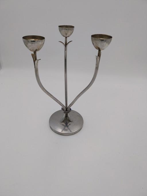 Un candelabro Art Déco a tre luci. Spagnolo, anni '70, in acciaio inossidabile.