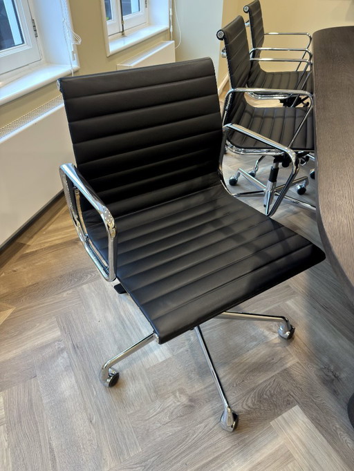 Vitra Aluminium Chair EA 117