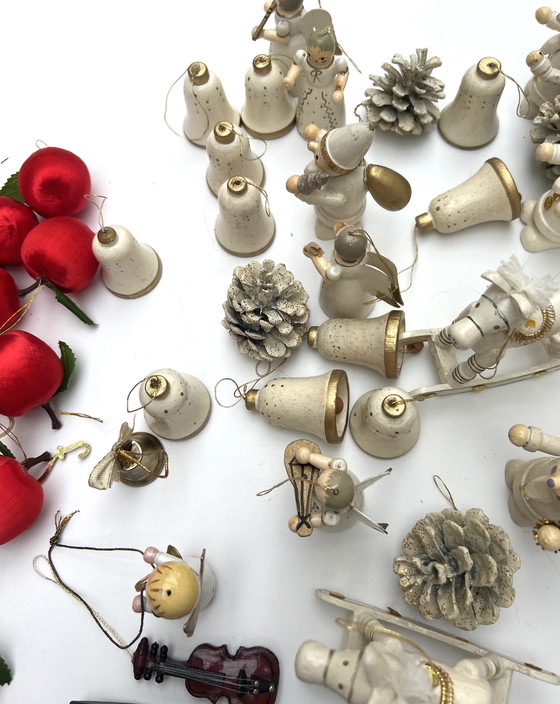 Image 1 of Ampia collezione di vecchi addobbi natalizi: legno, pigne, figure, mele