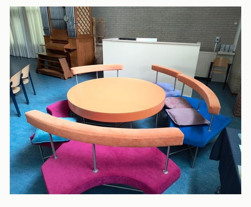 Design rondzit tafel en modulaire banken