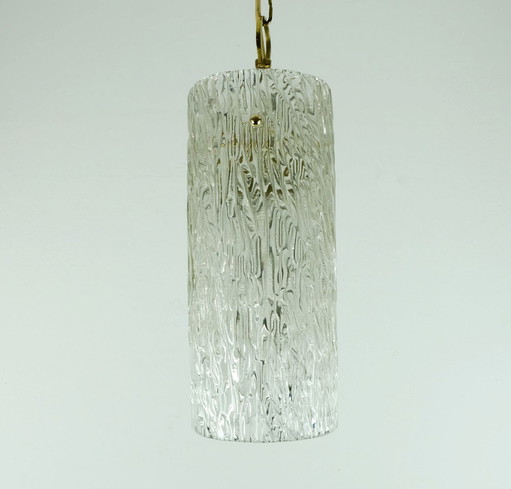 Elegante Pendelleuchte im Stil der 1950er Jahre, Kalmar Franken, Eisglas, strukturiertes Glas, Messing
