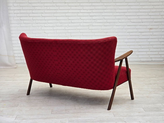 Image 1 of Divano danese a 2 posti, anni '60, rivestimento in tessuto rosso, gambe e braccioli in legno di faggio.