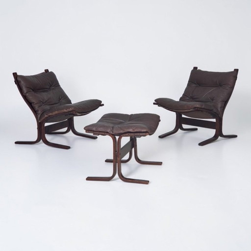 Design norvégien des années 1970 par Ingmar Relling, modèle « Siesta », ensemble de 2 chaises avec repose-pieds