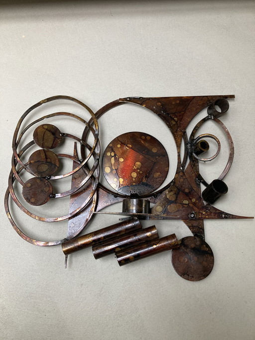 Relieve de pared de metal y candelabro Henrik Horst