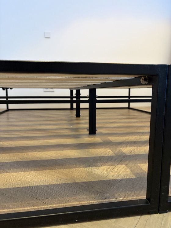 Image 1 of Cadre de lit en acier noir mat, matelas Matt Sleeps inclus (160 x 200 cm).