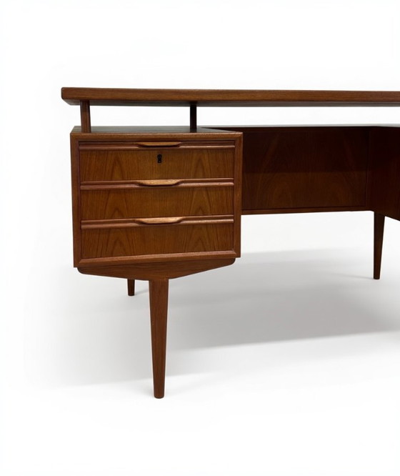 Image 1 of Bureau de direction danois en teck des années 1960