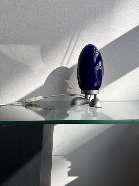 Vintage IKEA FJORTON “Dino Egg” table lamp – cobalt blue glass – 1990s – Metal (photo 2 of 5)