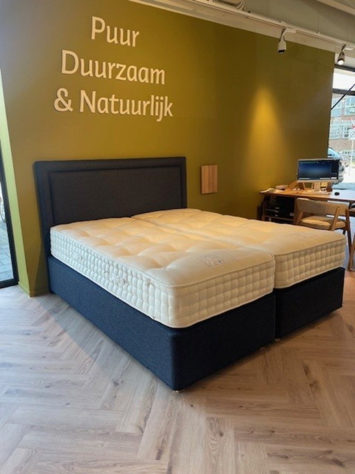 Hypnos box spring incl. headboard 180x210. Please note: mattresses not included.