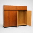 Ampio armadio vintage in teak con scomparti per appendere abiti e ripiani, risalente agli anni '60.