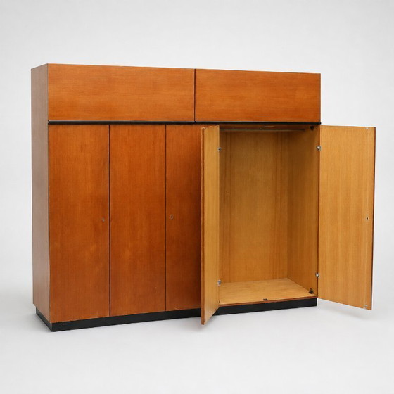 Image 1 of Amplio armario antiguo de teca con secciones para colgar ropa y estantes, de la década de 1960.