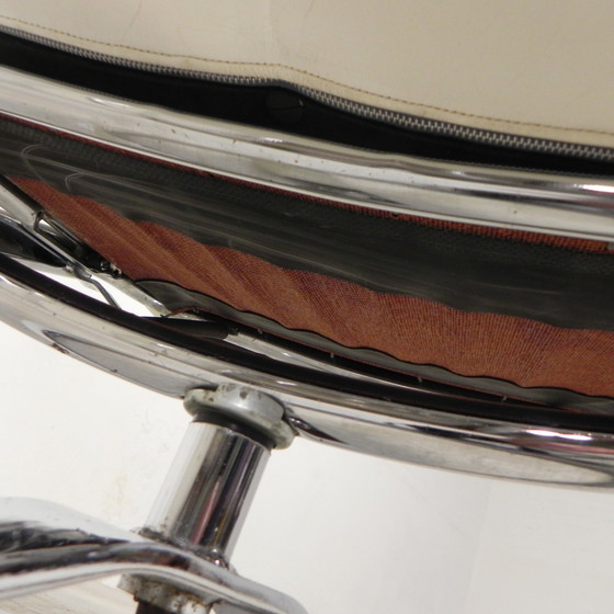 Image 1 of Poltrona Leolux, poltrona girevole con rivestimento in pelle bianca, anni '60