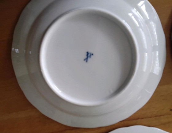 Image 1 of 4 vintage Meissen porseleinen taartschalen met bloemmotief en gouden rand.