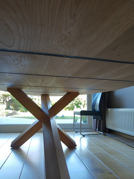 Image 1 of Ovaler Esstisch aus massiver Eiche