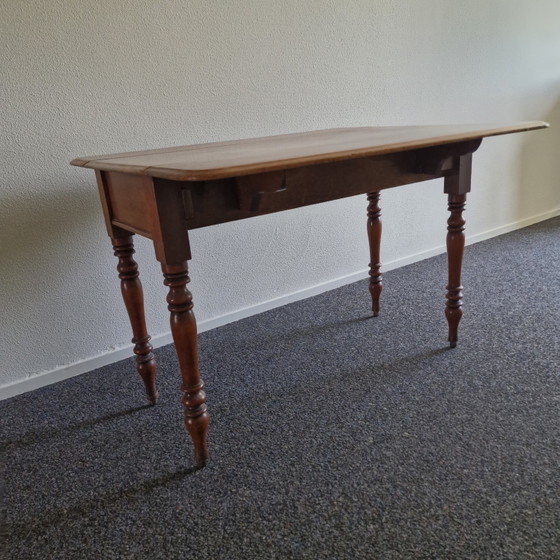 Image 1 of Table d'appoint ancienne en bois avec tiroir et plateau rabattable