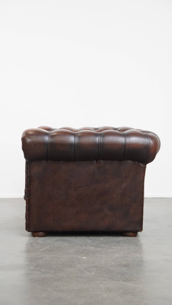 Image 1 of Donkerbruine Engelse rundleren chesterfield fauteuil met siernagels