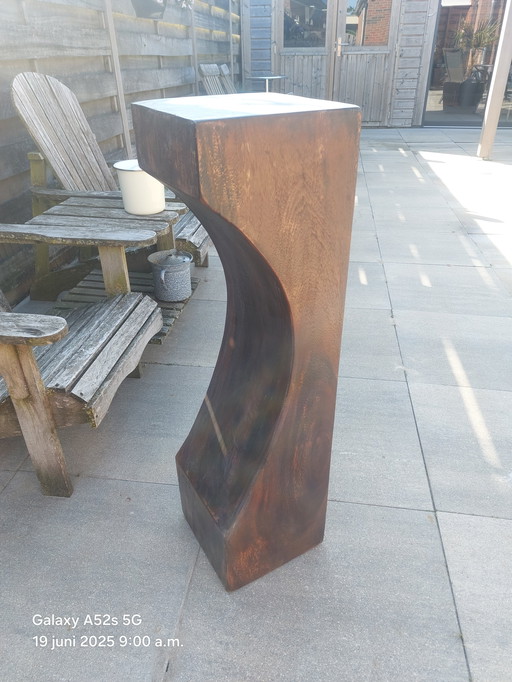 Pflanzensäule aus Suarholz in dunkler und heller Farbe
