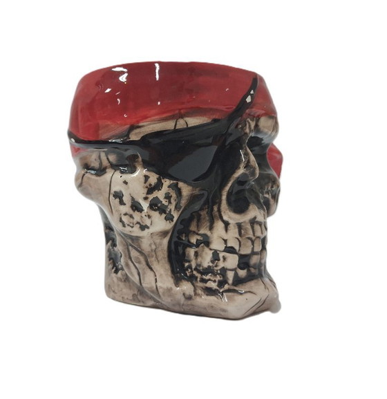 Image 1 of Mug en céramique émaillée en forme de crâne de pirate