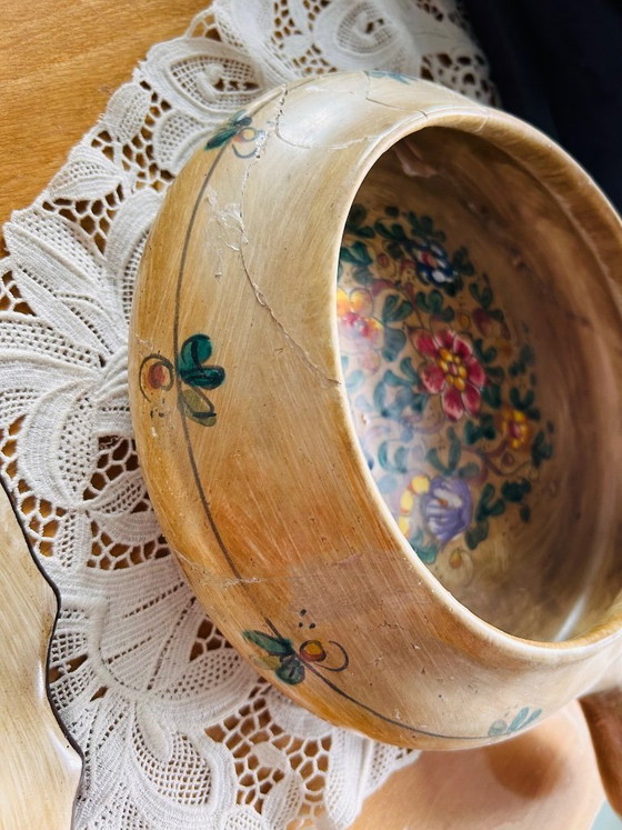 Image 1 of Kleurrijk gedecoreerd kleibord, handbeschilderd.