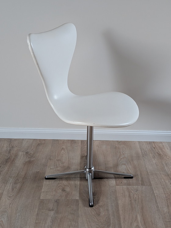 Image 1 of Vintage White Skai Swivel Chair – Danish Mid-Century Arne Jacobsen Style