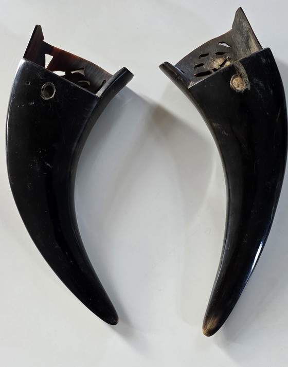 Image 1 of Bijpassend paar antieke hoornornamenten met wayang-voorstellingen – Java, ca. 1880–1910