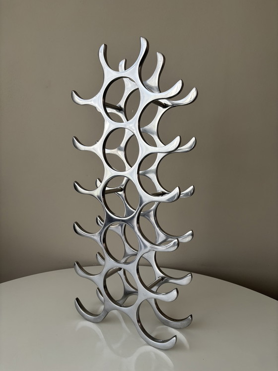 Image 1 of Botellero de aluminio de diseño con capacidad para 18 botellas.