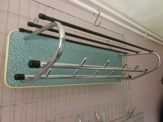 Prachtige 50's retro buisframe wandkapstok dubbele rij met hoedenrek, Bauhaus stijl blauw met chroom (photo 4 of 15)