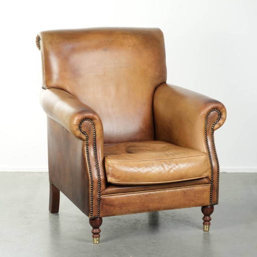 Beautiful and comfortable armchair made of cowhide leather with a characterful and charming English look.