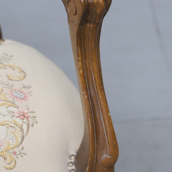 Image 1 of Een paar antieke houten fauteuils in Lodewijk XV-stijl met rococo-uitvoering, daterend uit 1950-1960.