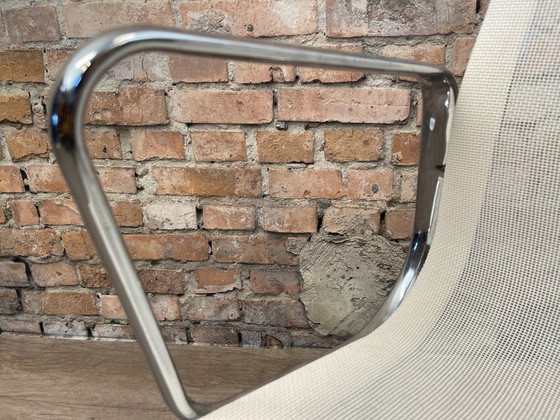 Vitra EA 107 – Wit Netweave Chroom | Charles & Ray Eames – Vergaderstoel, Textile, Aluminium (photo 10 of 17)