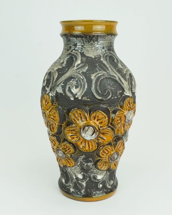 Image 1 of Vaso di metà secolo Carstens modello 7161-30 con decoro floreale in rilievo, arancione, marrone e grigio argento