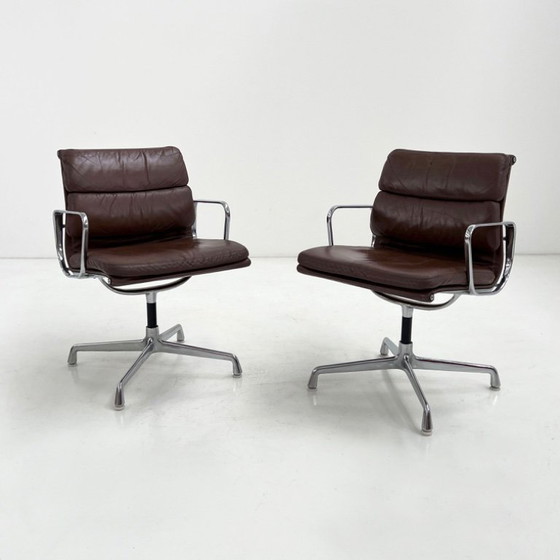 Image 1 of Bruine leren EA208 Softpad bureaustoel van C. & R. Eames voor Herman Miller, jaren 70.