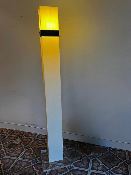 Stehlampe aus Plexiglas