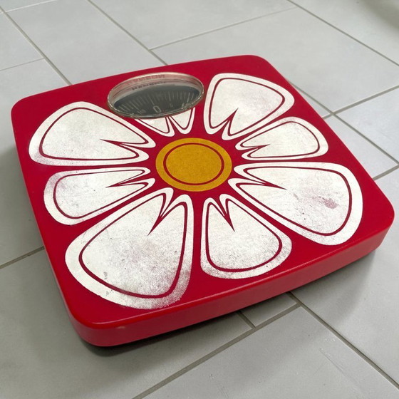 Image 1 of Hanson bathroom scale 1970s with flower