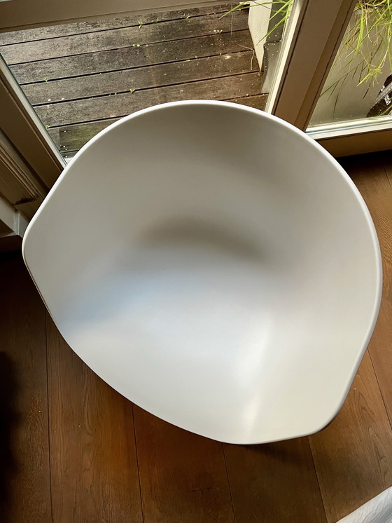 Image 1 of Hay AAC12 Stuhl - weiß mit Eichengestell