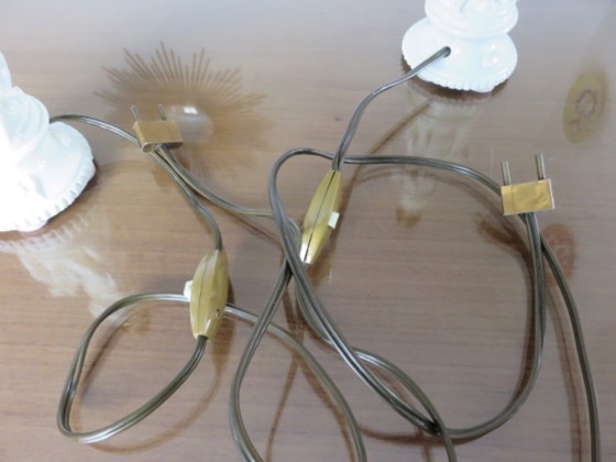 Image 1 of Par de lámparas de mesilla con forma de querubines, en resina blanca, 1970.