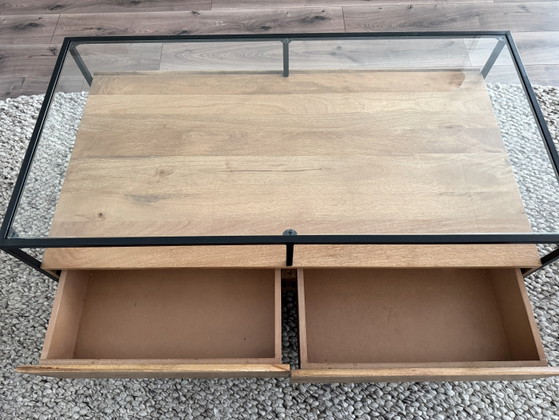 Image 1 of Mesa de centro MADE de madera maciza de mango con tapa de cristal y espacio de almacenamiento – Excelente estado