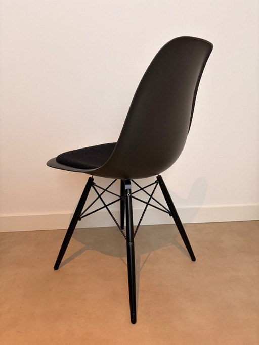 Vitra DSW zwart esdoorn