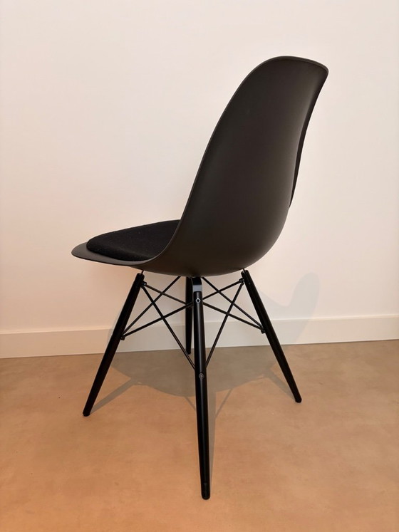 Image 1 of Vitra DSW arce negro