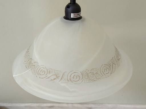 Paire de lustres en pâte de verre blanc et doré