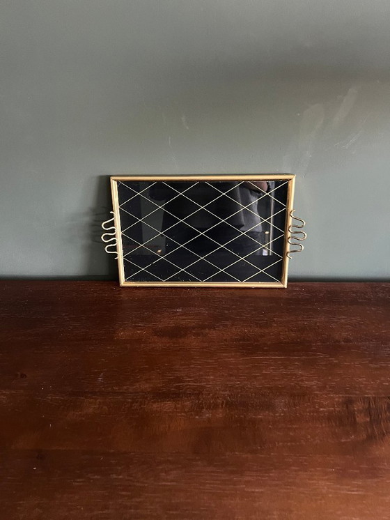 Image 1 of Vassoio rettangolare di metà secolo in vetro nero con motivo a rombi dorati 1950 ca.