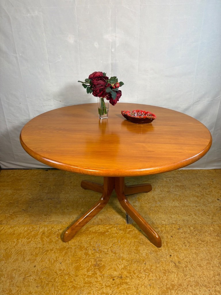 Mid Century Retro Teak Round Dining Table Danish, Circa 1960 A stylish mid century modern round teak dining table, Danish made