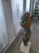 Escultura única de gran tamaño, de 110 cm de altura.