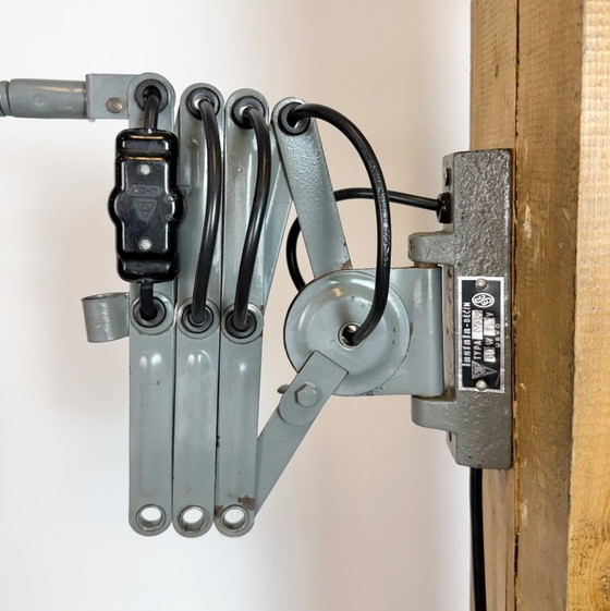 Image 1 of Grijze industriële wandlamp met flexibele arm van Elektroinstala, jaren 60.