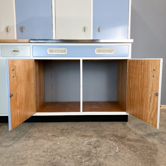 Image 1 of Muebles de cocina, azul pastel y gris claro, estilo años 60, mediados de siglo.