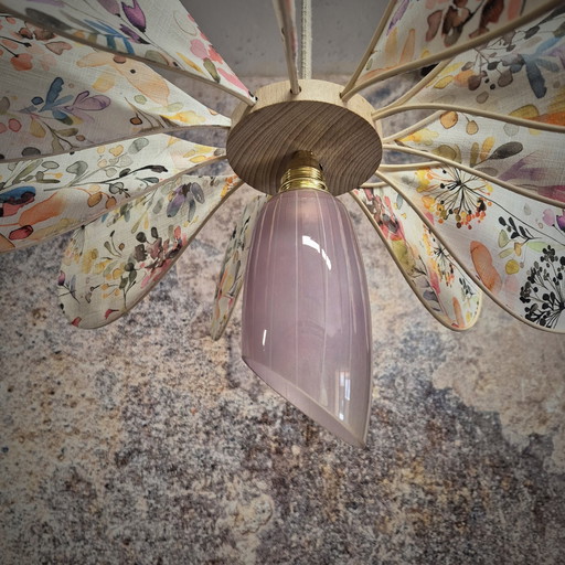 Hängeleuchte Propeller 12 Blütenblätter aus Rattan und Blumenstoff und Asymmetrischer Glasglobus