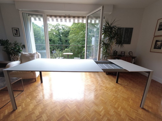 Image 1 of Mesa extensible Thin-K de cristal y acero, marca italiana Kristalia.