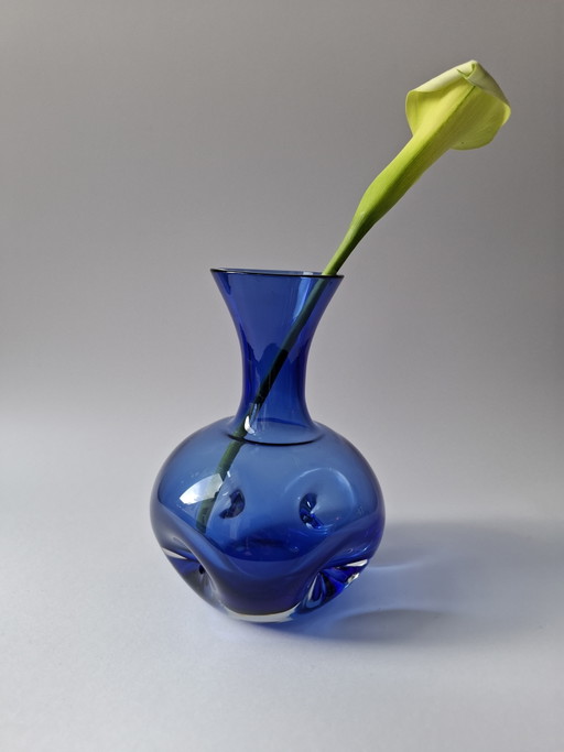 Vintage studio glass vase, cobalt blue – mouth-blown – organic shape – H 16 cm