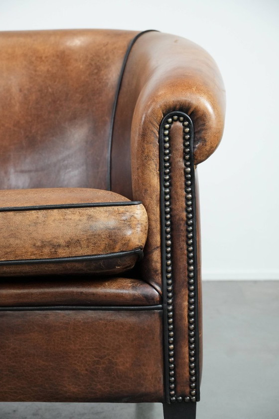 Image 1 of Canapé club 2,5 places confortable en peau de mouton vintage