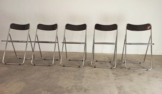 Image 1 of 5 vintage chromen en zwarte klapstoelen