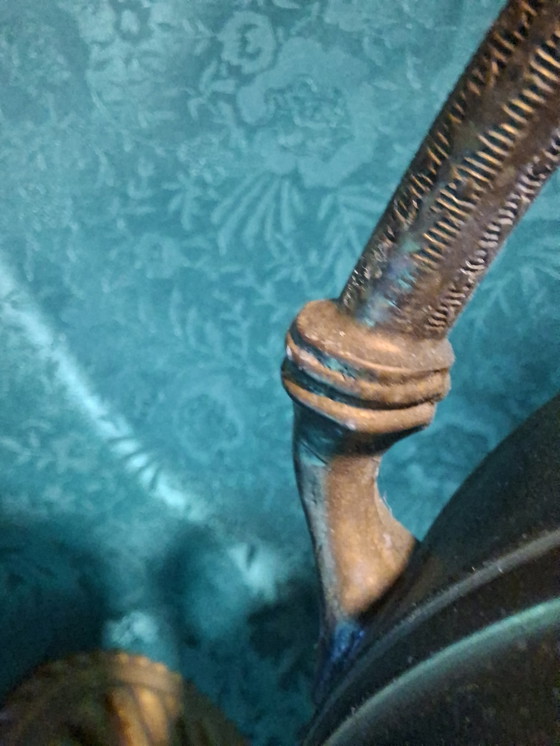 Image 1 of Lampe à huile décorative Art nouveau en bronze – vers 1900 – à motifs animaliers sculptés